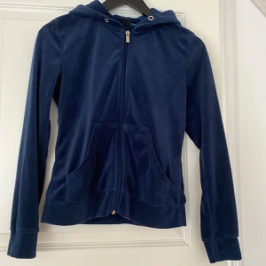 Huvtröja  - Fin huvtröja! Använd men i bra skick❤️ snöret i luvan är borta men annars hel! Pris kan diskuteras! Skriv vid frågor❤️