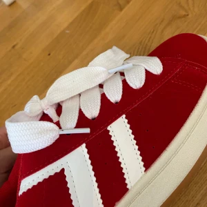 Design by Si skor - Skitsnygga röda skor från design by Si i storlek 39💕Använda en gång endast💕