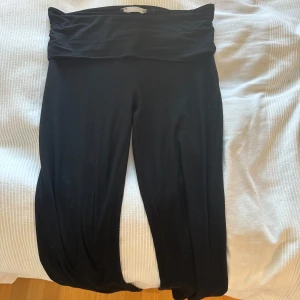 Svarta yoga pants - Säljer ett par svarta yoga pants från lager 157 i storlek S. De är superbekväma och perfekta för både vardag och träning. Perfekta att matcha med en oversized tröja eller hoodie! Går att vika ned i midjan. Passar mig som är 175!