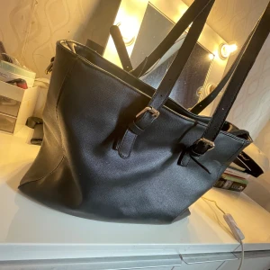 Väska - Säljer en svart väska billigt som jag har inte använt på flera månader den är i bra skick men lite smutsig på insidan säkert.