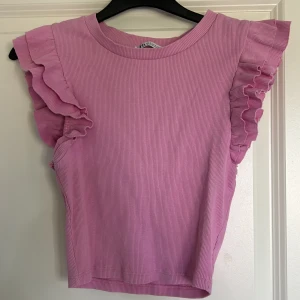 Zara topp💞 - Säljer denna fina volangtopp ifrån zara då den inte kommer till användning längre. Pris:35kr, fint skick. Nypris 199kr och storlek S men passar xs. 💓
