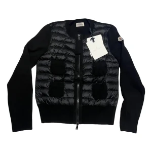 Moncler cardigan - Helt ny med tags! Allt og medföljer, såklart äkta! Säljer pga ångar köper och kan ej returnera!