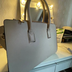 Väska  - Säljer min gamla väska som har varit i min gaderob ganska länge den är i bra skick men bara smutsig på insidan då den har varit där inne länge 