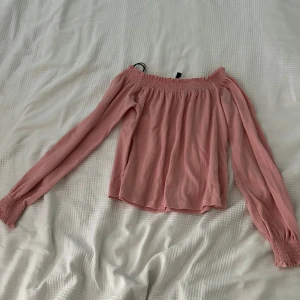 Rosa off-shoulder topp från H&M Divided - Säljer en superfin rosa off-shoulder topp från H&M Divided. 