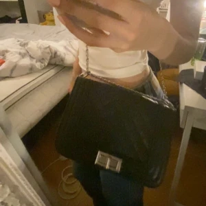 Svart lång & kort axelväska - Använd ett fåtal gånger, men i bra skick. Väldigt fin väska!