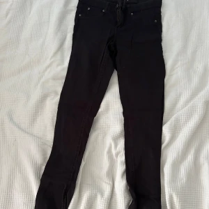 Svarta skinny jeans från Bonne - Säljer ett par svarta skinny jeans från Ginatricoti modellen Bonnie, storlek M. 