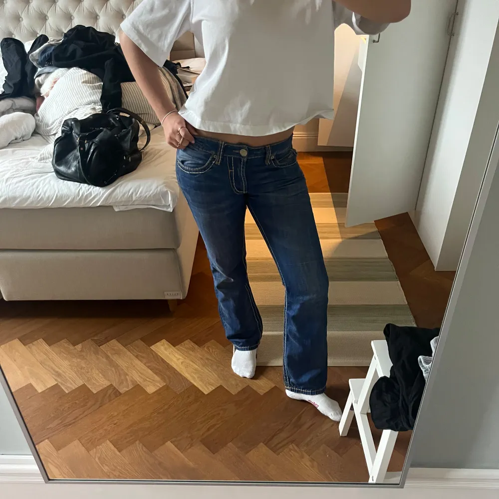 Säljer dessa supercoola second hand jeans! Det står ej vilken storlek det är men kan skicka mått om intresse finns💗. Jeans & Byxor.