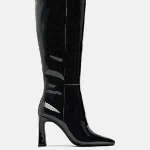 Zara glansiga svarta boots - Klackhöjd = 10 cm Köptes för 500 kr Använd fåtal gånger, i mycket bra skick ! Säljs då den inte kommer till användning längre 💗 Skickar gärna flera bilder , bara att höra av sig !  