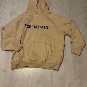 Essentials hoodie  - Säljer en oanvänd Essentials Hoodie i storlek L.