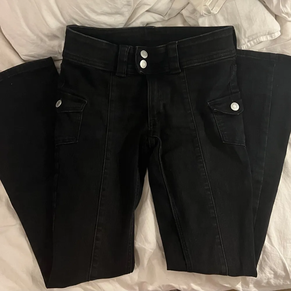 Skitsnygga jeans från hm som inte säljs längre, säljer pga att de är för korta för mig, säljer för 200 kommer inte gå ner i pris! Skriv om ni funderar över något!💕. Farkut & Housut.