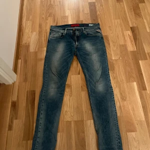 Replay jeans slim fit - Tjena. Säljer ett par sköna blå/ljusblå replay jeans. Waist: 32 Length: 32. Flitigt använda och inga skador på byxorna. Pris kan diskuteras. Står ej för frakt.