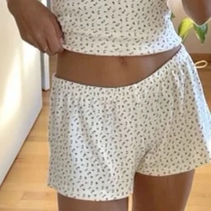 brandy melville shorts  - läggar upp igen pga oseriösa köpare!!💕💕 säljer dem som visas på andra bilden! säljs inte längre på hemsidan