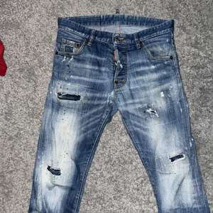 Dsquared2 jeans ”Cool Guy Jean” (givetvis äkta) använda några gånger, har ett litet hål vid gylfen men inget märkvärdigt (se bild 5) annars helt felfria. Har du frågor eller funderingar är det bara att höra av dig :)