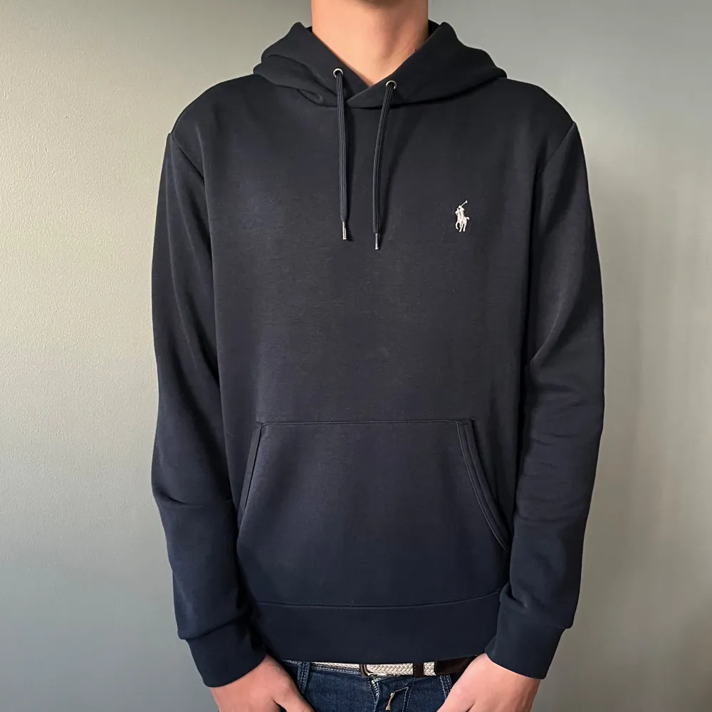 |snygg Ralph lauren hoodie.| skick 9/10 väldigt fint skick.| storlek S, jag är 184 cm och sitter bra.| Nypris runt 2500kr.| (slarviga bilder, skriv till mig för flera bilder!) Hör av er för mer information!| mvh, Elton💛. Hoodies.