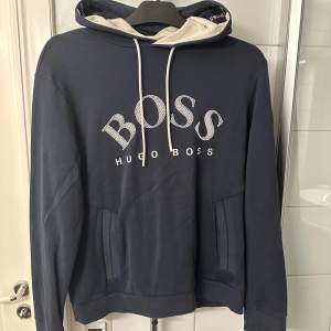 En Hugo Boss hoodie som jag växt ur, köpt på Room 1006. Mycket bra sick, storlek M