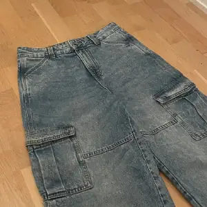 Jeans i cargomodell. Endast använda en säsong. Säljer pga inte längre min stil. Knappt några skador förutom lite slitningar längst ned (bild 4)