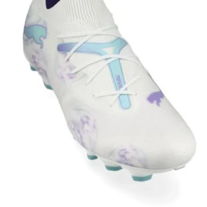 Vita fotbollsskor från Puma - Säljer ett par snygga vita fotbollsskor från Puma med coola lila och blå detaljer. Skorna har en modern design med snörning och är perfekta för fotbollsträning eller match. De har en lätt och bekväm passform som ger bra grepp på planen.