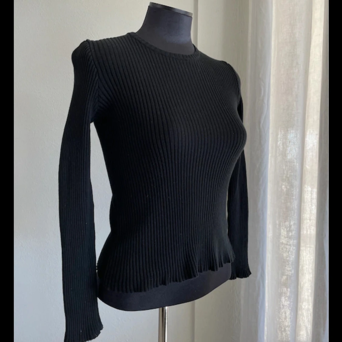 Svart ribbad tröja