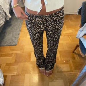Leopard jeans - Så snygga leopard jeans som har så snygg passform!