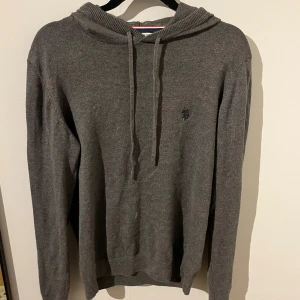 Stickad hoodie - Säljer denna asfeta stickade tröjan i storlek S. Skick 9/10.