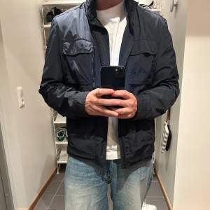 Marinblå Massimo Dutti field jacket som är riktig snygg och väldigt lite använd! Iprincip i nyskick. Just denna går inte att köpa längre då det är en äldre kollektion. Storlek L men sitter perfekt på en M!