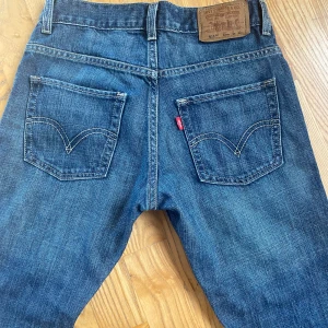 Levis jeans!  - Knappt använda Levis-jeans, så snygga! 💙 storleken passar främst till ett äldre barn.  Size 12  W 26 L 26,5.  Som nya!
