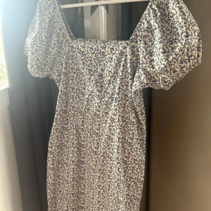 Klänning nakd - Super fin klänning från nakd med puff armar använd en gång 