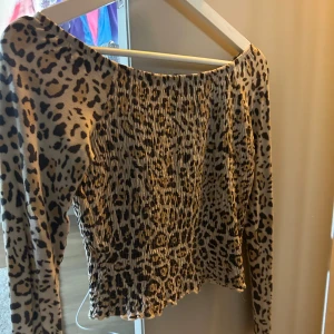 Leopard topp - Leopard tröja knappt använd passar m och s