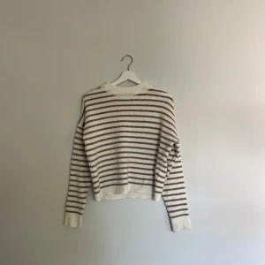 Stickad tröja - Stickad tröja med randiga mönster från Asos. Lite nopprig som stickade tröjor blir men inget man tänker på.  Pris går alltid att diskutera ⭐️