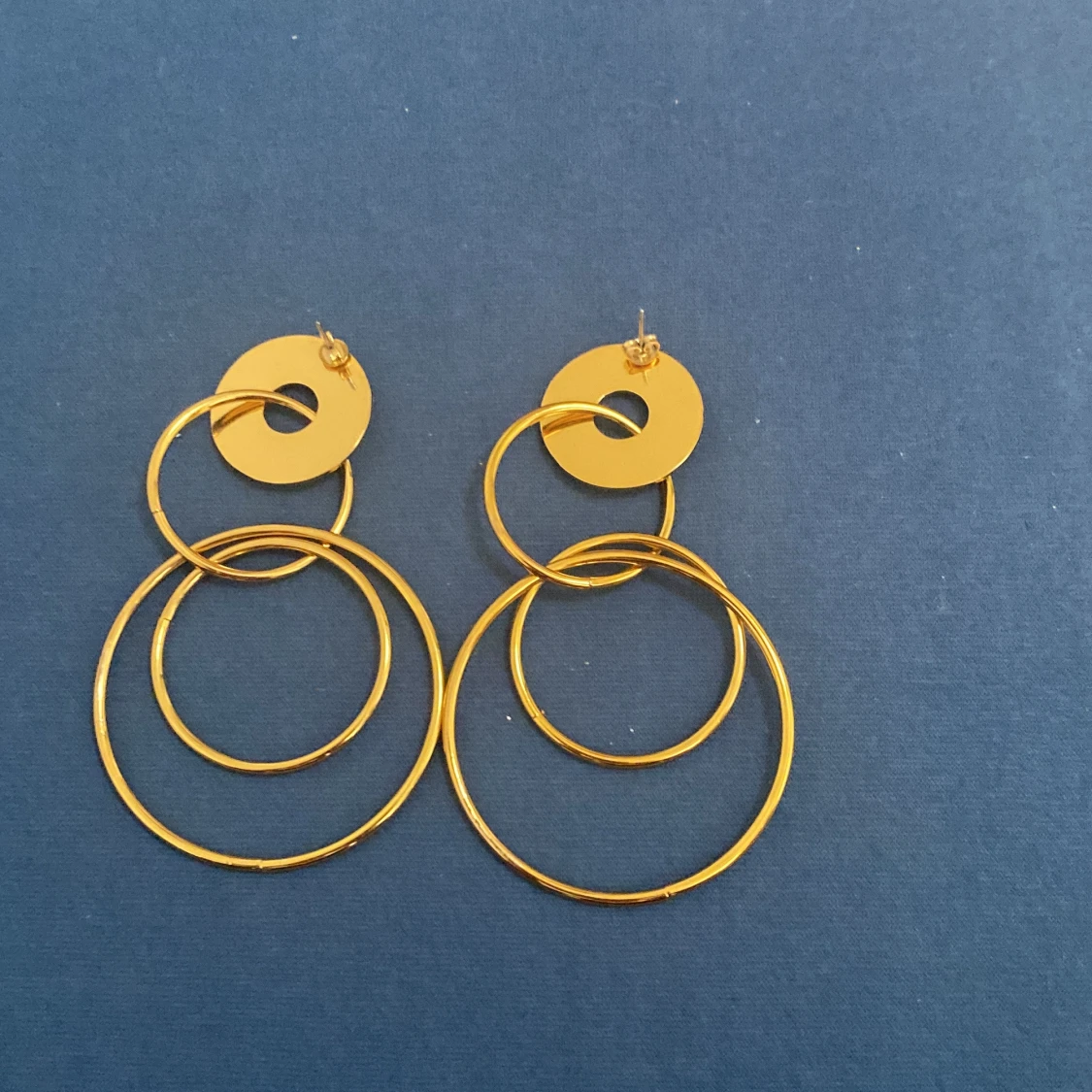 Guldiga örhängen med cirklar - 90