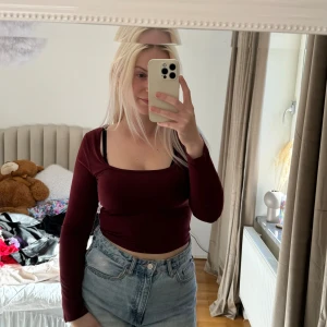 Tröja - M - ny - Tröja i storlek M, rekommenderar denna även till storlek S Säljs för 40kr Färg: Mörk röd