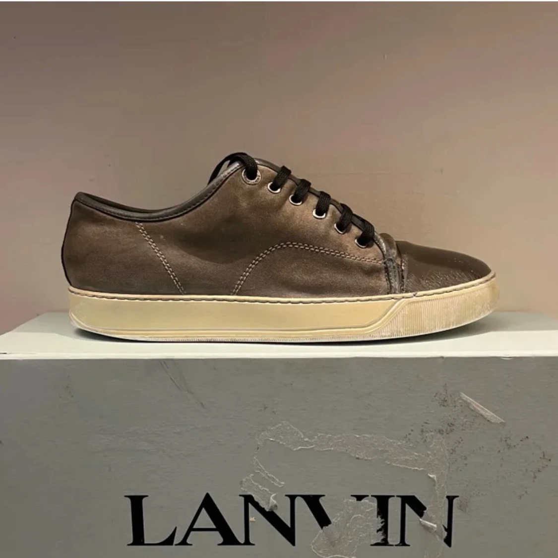 Bruna sneakers från Lanvin