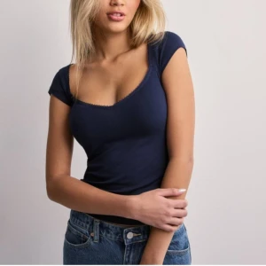 Nelly topp - Marinblå Nelly topp, aldrig använd, nypris 200 slutsåld i storlek s, tar ej emot prisförslag 150 gäller då den aldrig är använt är slutsåld och kostar 200 nypris+ frakt