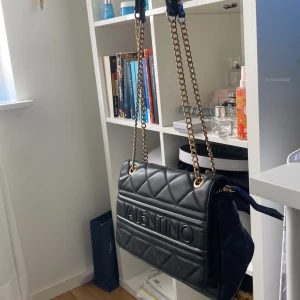 Äkta Valentino väska - inget fel på väskan. Köpt för 3 månader sedan för 1068kr från Boozt. 