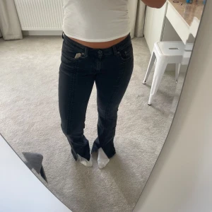 Levis superlow bootcut - Levis superlow bootcut med slits och sömmar bak och fram. Helt nya med prislapp kvar😊 Storlek 27/32 och jag är 165 cm.