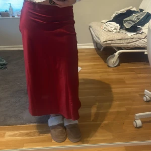 Röd lång kjol - Jätte fin använd 2 julaftons gånger💕jette bra skick💕