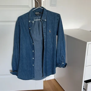 Säljer en polo raulph lauren långarmad skjorta som bara år använd ett fåtal gånger. Ord pris: 1795 kr  - Skick:10/10 Använd 3 ggr 