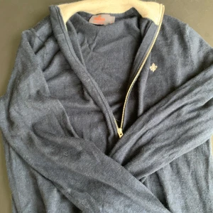 MORRIS FULL ZIP🔵 - NYPRIS:2000kr VÅRT PRIS: 750kr! Säljer en Morris full zip i extremt bra skick, 9/10. Perfekt för dig som vill ha en lättare overshirt inför hösten. Funkar till det mesta plagg. Kontakta vid eventuella frågor. Pris kan sänkas vid snabb affär💪!