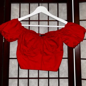 Röd topp Zara - Röd croptop från Zara i xs 