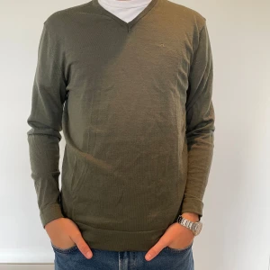 Pullover - J. Lindeberg - Produkt: Pullover från lindeberg i en grön färg som man kan dressa med både t-shirt och skjorta under. Skick: 8/10 Storlek: L passar som M Modellen: 185 cm