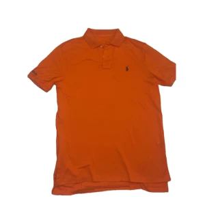 Ralph Lauren piké orange - Fin orange Ralph Lauren piké tröja i  XL men passar L. I i ganska bra skick perfekt för golf endast 150kr🔥🔥!!!