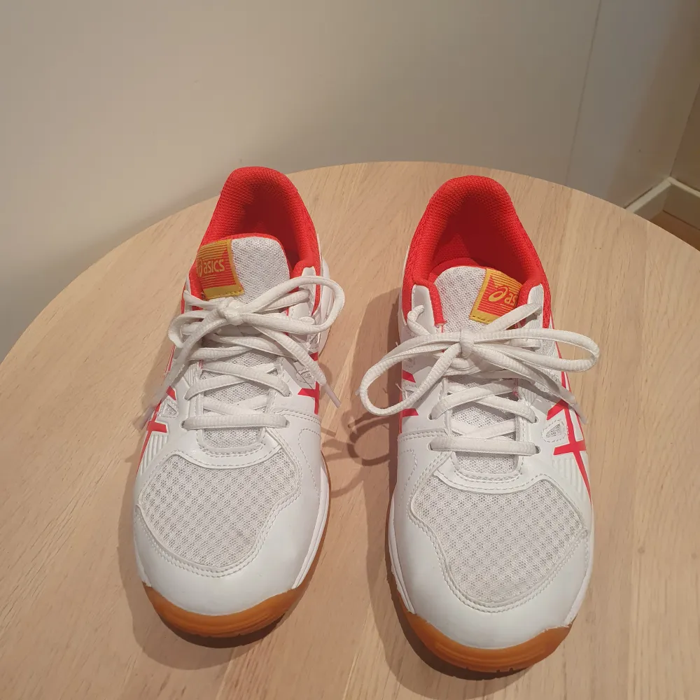 Fina Asics inomhusskor sparsamt använda. Storlek 37,5. Innermått 235mm.. Skor.