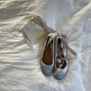 Silvriga ballerina 🩰  - Jättefina silvriga ballerina skor, med knytning om man vill knyta runt ankeln eller foten 🩶🤍  