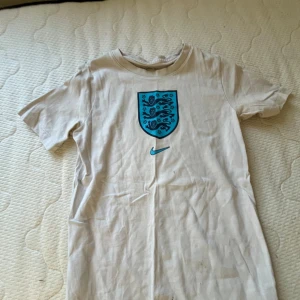 Nike t-shirt - Vit nike t-shirt  Lite lite urtvättad Använt skick men inga skador Stl 137-147