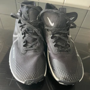 Nike trail - Svarta nike trail skor. Använda 1 gång. Som nya. Gore tex