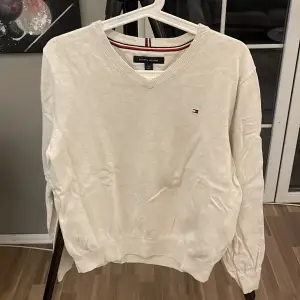 V-neck sweatshirt i mycket gott skick från Tommy Hilfiger  Strl S Färg: ljus beige /sand