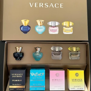 Versace parfym  - Säljer detta då jag har för många parfymer redan. Endast öppnat lådan, inte öppnat parfymerna!! Helt oanvända såklart! Pris kan diskuteras