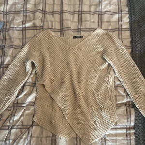 VILA stickad tröja  - jätte skön vila tröja! säljer bara för att jag föredrar hoodies o den kommer inte till användning, ingen skada på eller så, ni kan kontakta för mer information!