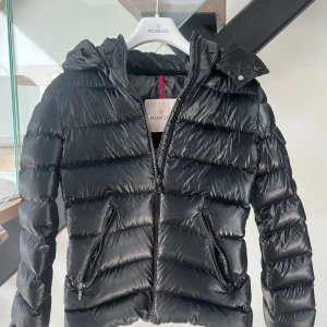Moncler jacka - Storlek 12 år men passar mig som är 15 xs. Endast använd en vinter och väldigt bra skick. Kvitto och påse medföljer. Pris kan diskuteras vid snabb affär.