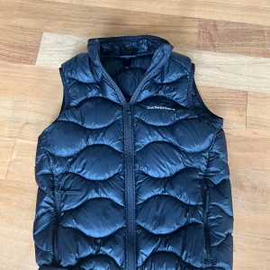PEAK PERFORMANCE 300kr - Säljer nu en peak vest för 300kr. Bra pris och grymt skick.